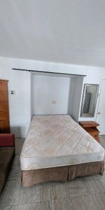 grande chambre avec un bureau - Photo 4