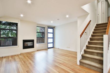 LOCATION PERFECT! - Photo 2