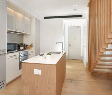 Split-level contemporary extravagance - Photo 3