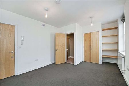 A well located studio flat with its own bathroom and shared kitchen facilities. - Photo 5