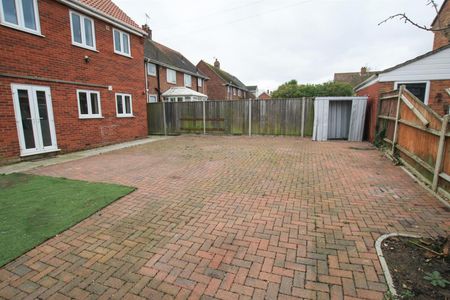 Westwood Avenue, Lowestoft - Photo 2