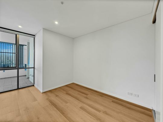 Ultra Convenient Location & Spacious Layout ! - Photo 1