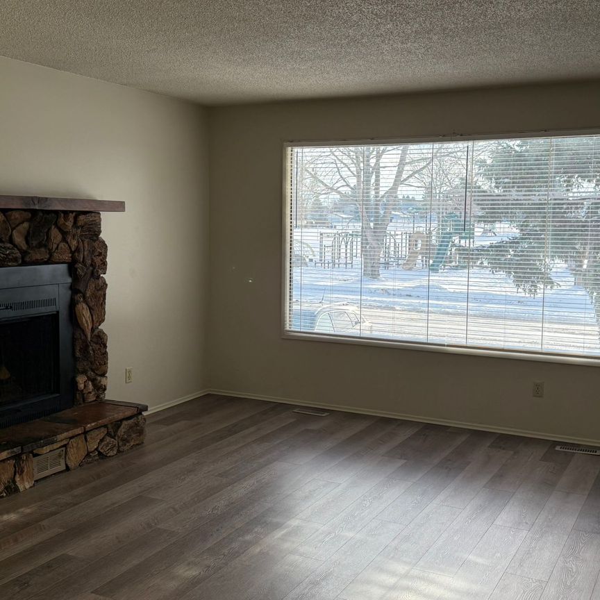 Newley Renovated Duplex Close to Bower! - Photo 1