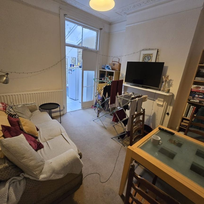 Room in a Shared House, Herndon Road, SW18 - Photo 1