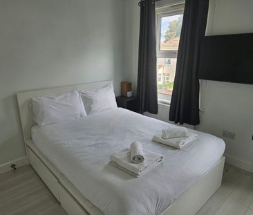 3 Bed Semi-Detached House, Gloucester Road, CR0 - Photo 2