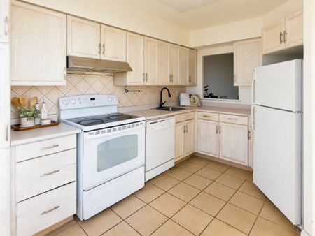 For Lease - 11 Thorncliffe Park Drive Unit# 205, Toronto, Ontario - Photo 5