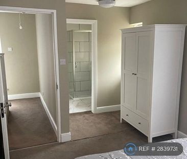 1 bedroom in a house share to rent - Photo 3