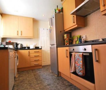 2 Bed - Stratford Grove West, Heaton - Photo 2