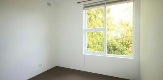 Petersham - Photo 2