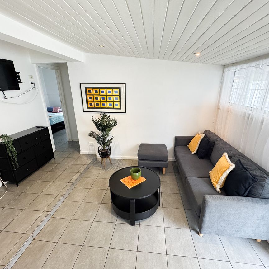 EQUIPPED ST KILDA FOUR BEDROOM APARTMENT. - Photo 1