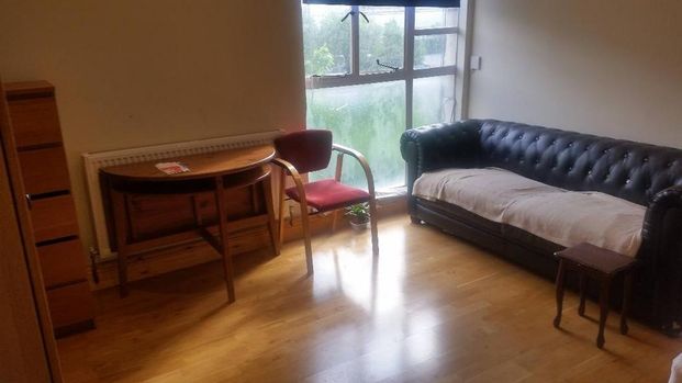 1 bedroom in a flat share to rent - Photo 1