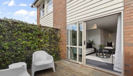 Stylish Three Bedroom in Hamilton East - Photo 3