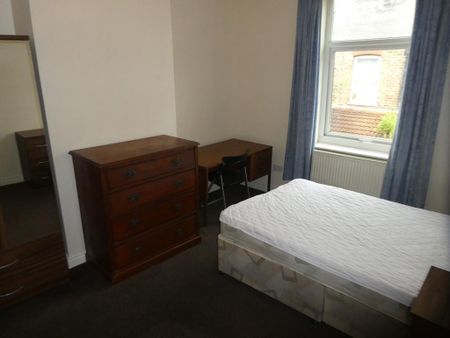 4 bedroom terraced house to rent - Photo 3