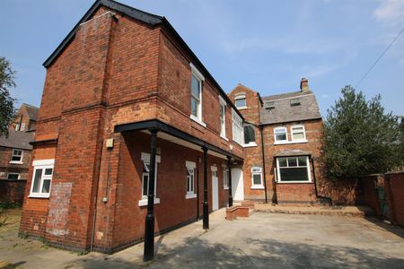 Saint Paul’s Square, Burton On Trent - Photo 4