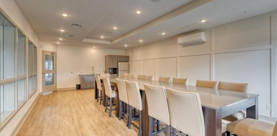 Superbe condo 3 ½ TOUT MEUBLÉ & TOUT INCLUS au Quartier Dix30 à Brossard - Photo 2