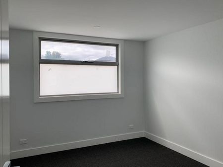 TOWNHOUSE WITH MODERN FINISHES - Photo 5