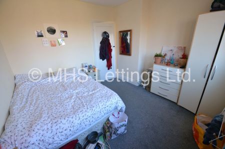 4 Bedroom Semi-Detached House for rent in Becketts Park Drive - Photo 3