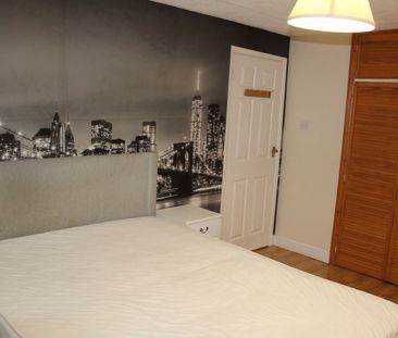 3 Bed Terraced House, Circuit Lane, RG30 - Photo 5