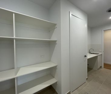 Almost New Luxurious Townhouse ! - Photo 2