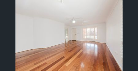 IDEAL FAMILY LIVING IN PRIME POSITION - Photo 2