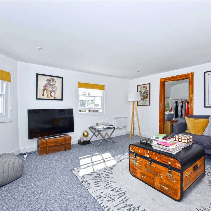 A spacious two bedroom apartment set over two floors and only 0.2 miles from the Marlow High Street - Photo 1