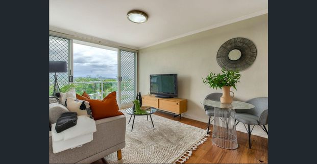 Two bedroom unit on Hamilton Hill - Photo 1