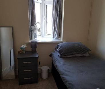 4 bedroom semi-detached house to rent - Photo 6