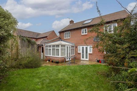 Wellesbourne Crescent, High Wycombe - Photo 3