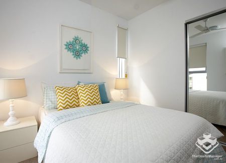 Stylish 2-Bedroom Apartment with Park Views in the Heart of West End - Photo 4