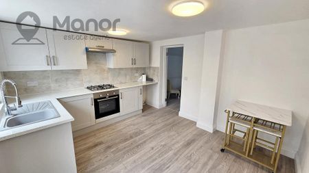 4 bedroom terraced house to rent - Photo 5