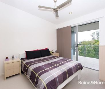Modern, Partly Furnished, Great Location walk to UQ - Photo 4