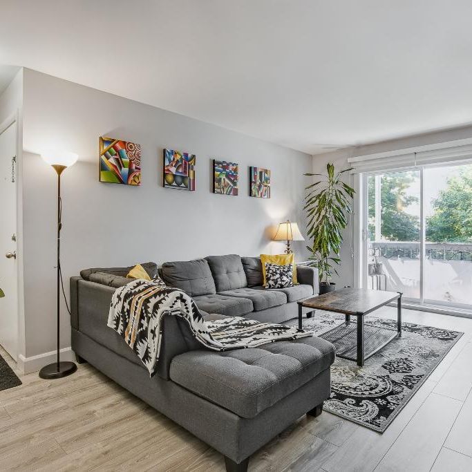 Grand condo 5 ½, entièrement rénové, 2 stationnements déneigés, rangement - Photo 1