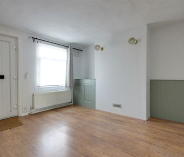 High Street, Wing - Photo 1