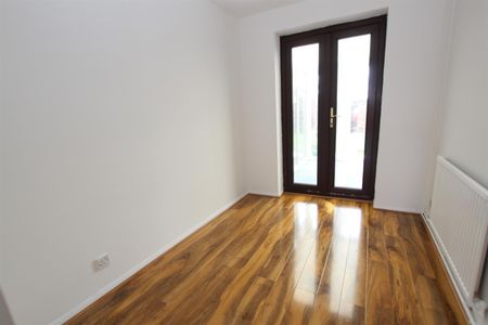 3 bedroom Terraced House to let - Photo 4