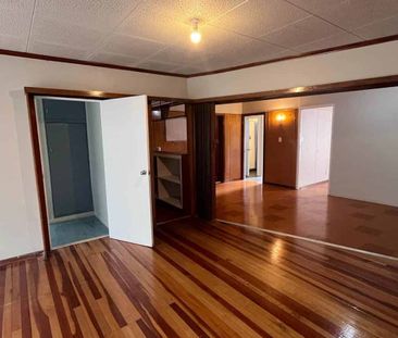 Sunny Top-Floor Family Home – Prime Location - Photo 2