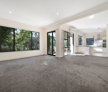 Palatial Redecorated Home in Zone.. - Photo 3