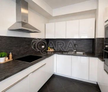Částečně vybavený byt s balkonem, sklepem, komorou garážovým stáním - Photo 2