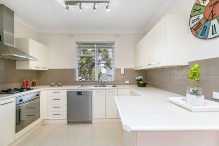 Modern first floor two bedroom apartment in great location! - Photo 3