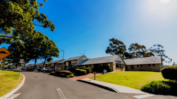 5 Bedroom Townhouse with Ensuite - Photo 1