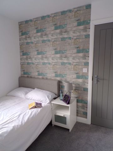 Exceptional house share, close to hospital, industrial estates, town centre and transport services - Photo 3