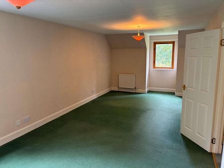 Detached 5 Bedroom Home in much sought after location. - Photo 3