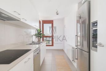 Piso en alquiler de cuatro habitaciones junto al Teatre Nacional de Cataluña, Barcelona