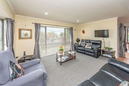 Springvale - 3 Bedrooms - Photo 2