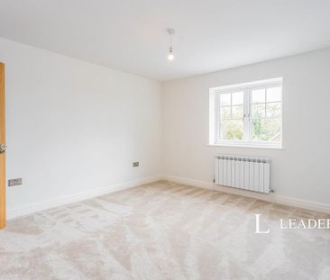 4 bedroom semi-detached house to rent - Photo 3