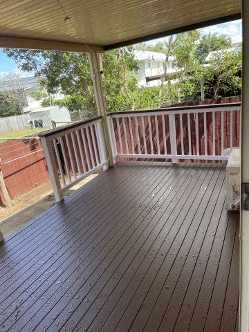 LOCATION, LOCATION, LOCATION! - Photo 2