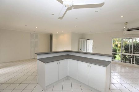 Location Location - Airconditioned - Extra Hobby Room - Fully Fenced - Photo 4