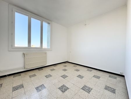 NIMES / CAPOUCHINE - T4 avec BALCON, LOGGIA, PARKING et CAVE - Photo 4