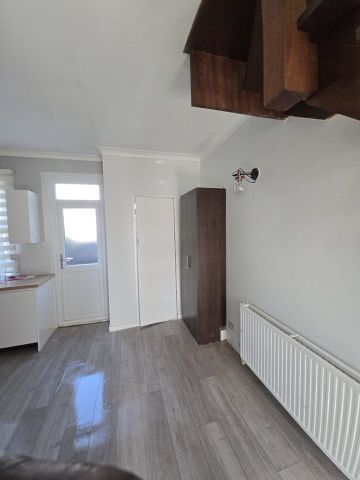 2 Bed Terraced House, Sangley Road, SE6 - Photo 2