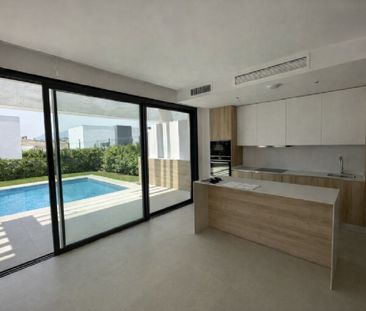 3 Bedroom Villa For Rent in Estepona, Málaga - Photo 2