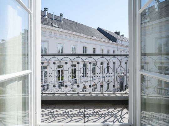 Lichtrijk 2-slaapkamer appartement aan het Sint-Annaplein - Photo 1